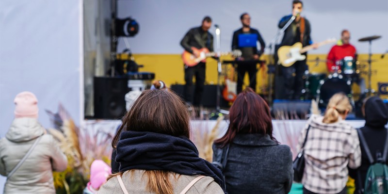 band, tour, hometown