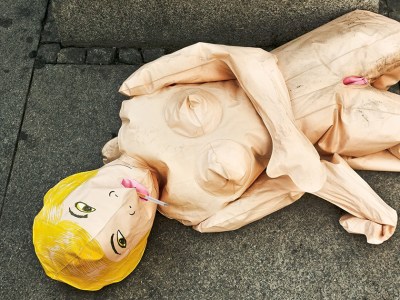 sex doll, iggy pop, distracted