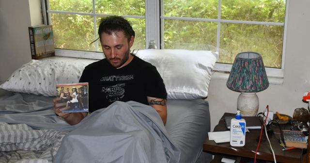 Nostalgic Pop Punk Fan Cranks It to “Enema of the State” Artwork for Old Times’ Sake