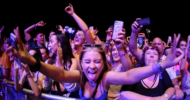 Total Loser in Front Row Openly Having Incredible Time