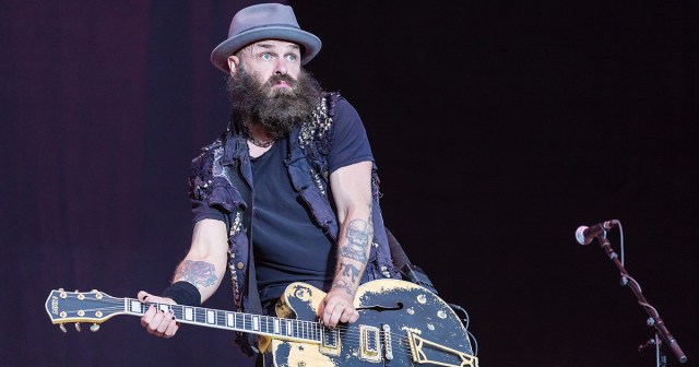 Tim Armstrong Has Ribs Removed So He Can Reach His Own Guitar Knobs