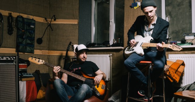 Cute: This Session Musician Is Acting Like He’s in the Fucking Band