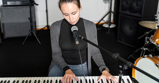 Keyboard Player Still Trying to Figure Out What the Fuck to Do With Her Legs During Show