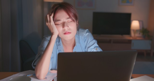 Brave! This Woman Pushed Herself To Stay Up Until 4 A.M. For No Reason Even Though She’s Been Tired All Day