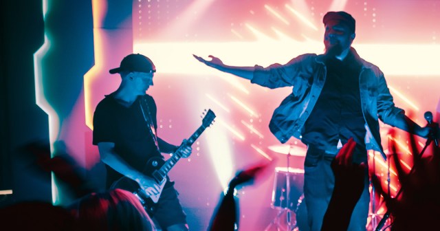 Courteous Singer Says “Guitar” Before Guitar Solo