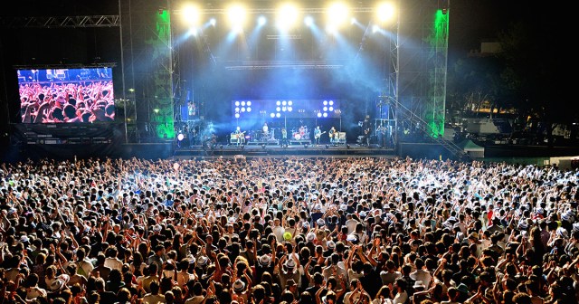 Sadistic One-Hit Wonder Band Clearly Getting Off on Waiting Until Encore to Play Popular Song