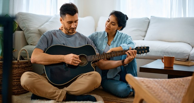 Woman Serenaded by Musician Boyfriend on Valentine’s Day Under False Impression She Getting Other Gift