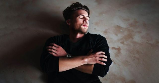 Man Loses Consciousness From Crossing Arms Too Hard at Show