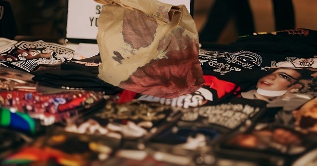 Desperate Opener Selling Kidneys At Merch Table