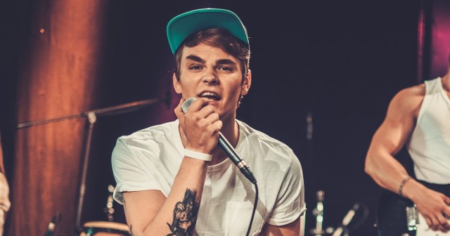 Frontman With Sudden Bout of Stage Fright Says It’s Because the Crowd Is So Unbelievably Attractive