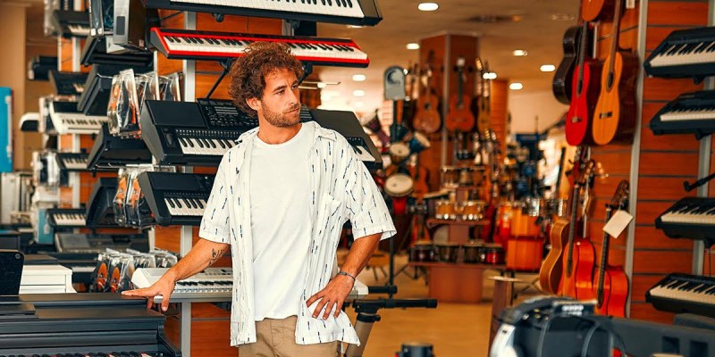 Jumper Module Synth Man Fulfills Lifelong Dream Playing “Jump” Synth Intro at Every Guitar ...