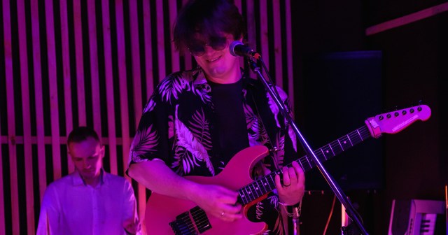 Musician Switches Guitar Like Anyone Can Hear the Difference