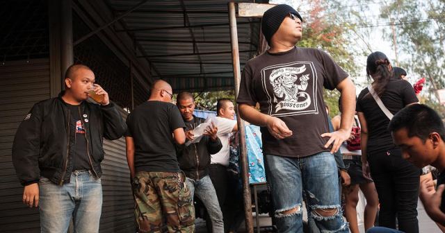 How To Make Friends Outside The Venue When You Don’t Smoke