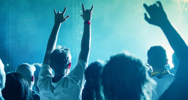 Idiot Audience Member Sings Along Even When Singer Isn’t Pointing Mic At Them