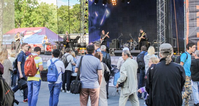 Hot New Festival Booking Contract Restricts Bands From Playing Within 364 Days and 3,500 Miles of Venue Before Their 20 Minute Set at Noon