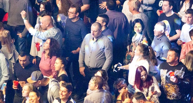 Dad at WrestleMania Spends Three Hours Commenting on Poor Table Craftsmanship