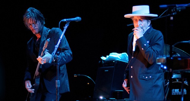 Linguist Determines Bob Dylan Has Been Unintelligibly Wailing “Please Just Let Me Die” Onstage for Past Two Decades