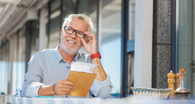 Boomer at Restaurant Can’t Wait to Tell Server How Much He “Hated” His Dinner
