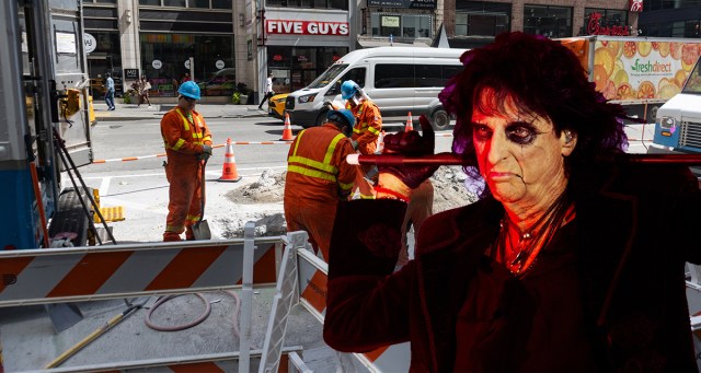 Construction Worker Tells Alice Cooper “You’d Be Prettier With Less Makeup On, Sweetie”
