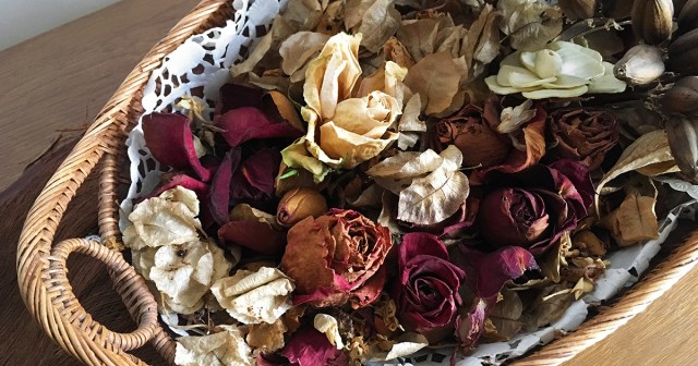 I Ate a Handful of That Potpourri We All Want To Try in Our Aunt’s Living Room and Here’s What Happened