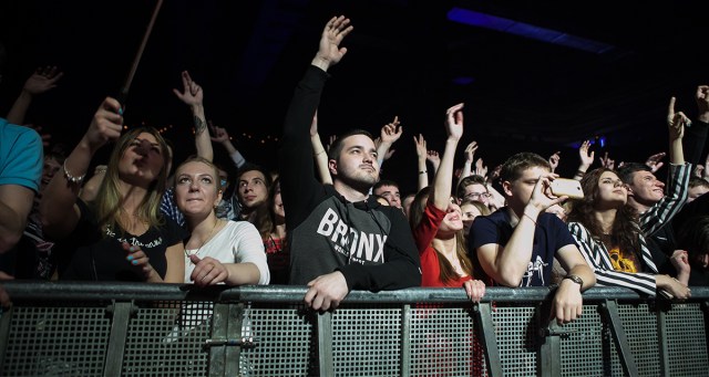 Self-Conscious Concertgoer Really Needed to Hear Crowd He’s In Was Amazing Tonight