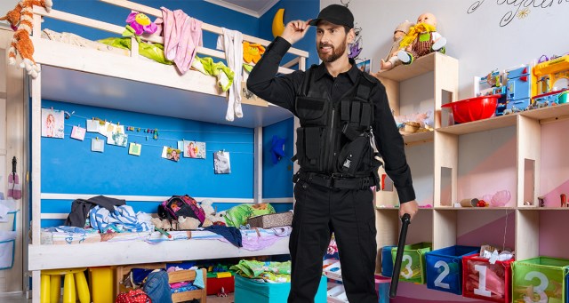 ICE Agent’s Heart Grows Three Sizes After Little Girl in House He’s Unconstitutionally Raiding Mistakes Him for Santa Claus