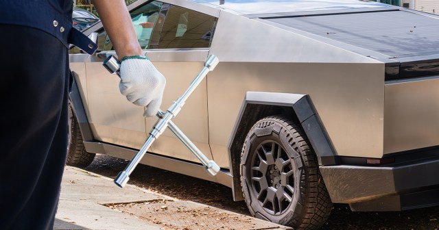Heartwarming! When This Guy’s Cybertruck Blew a Tire, a Good Samaritan Stopped and Beat Him With a Tire Iron