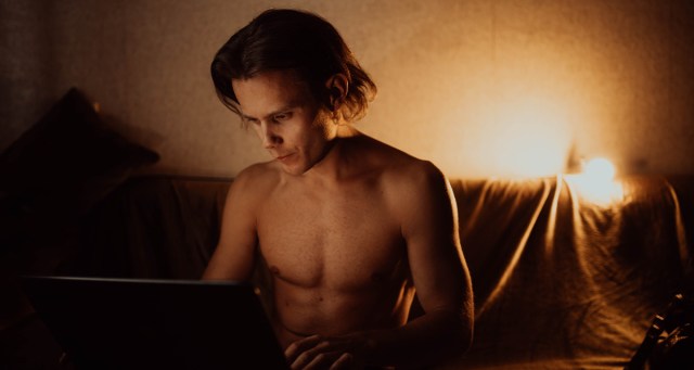 Man Addicted to AI Porn Can’t Get Hard with Five-Fingered Women Anymore