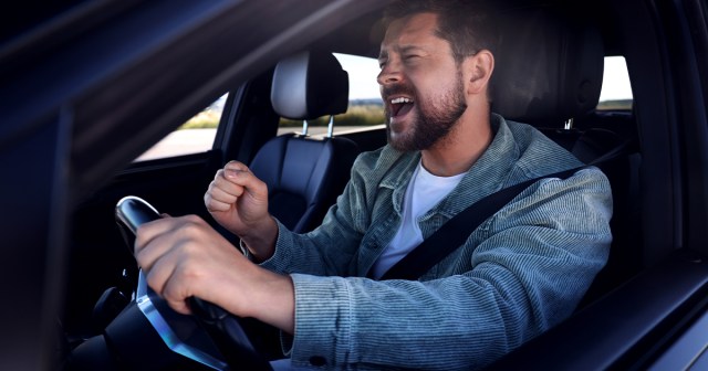Brave! Man Struggles To Sing Both Eddie Vedder and Chris Cornell Parts of “Hunger Strike”