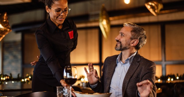 I’ll Be the Judge of That! Waiter Thinks Plate Is Really Hot