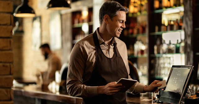 Broken Credit Card Reader Momentarily Transforms Restaurant Into Cool, Cash Only Dive Bar