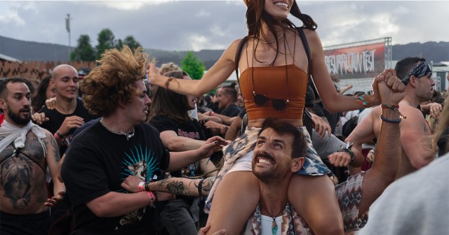 Woman on Boyfriend’s Shoulders Really Fucking Everyone Up in Pit