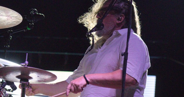 Two-Armed Drummer in Def Leppard Tribute Band Clearly Hasn’t Committed to the Bit